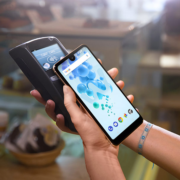 Donna che paga con la funzionalità NFC dello smartphone View 2 PRO