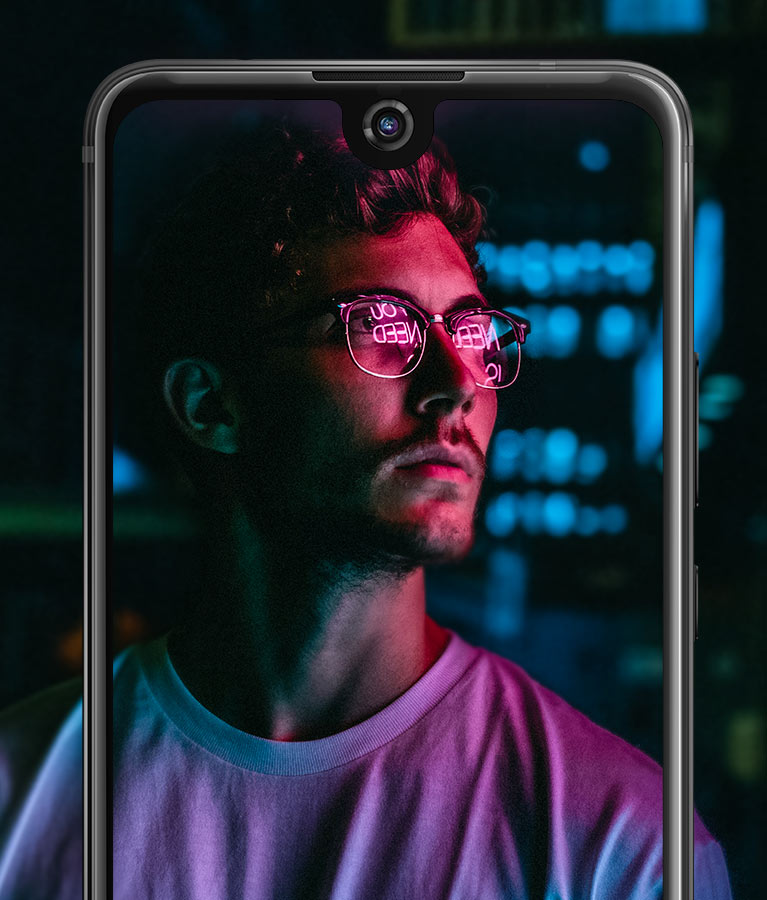 Selfie a luce scarsa di un uomo
